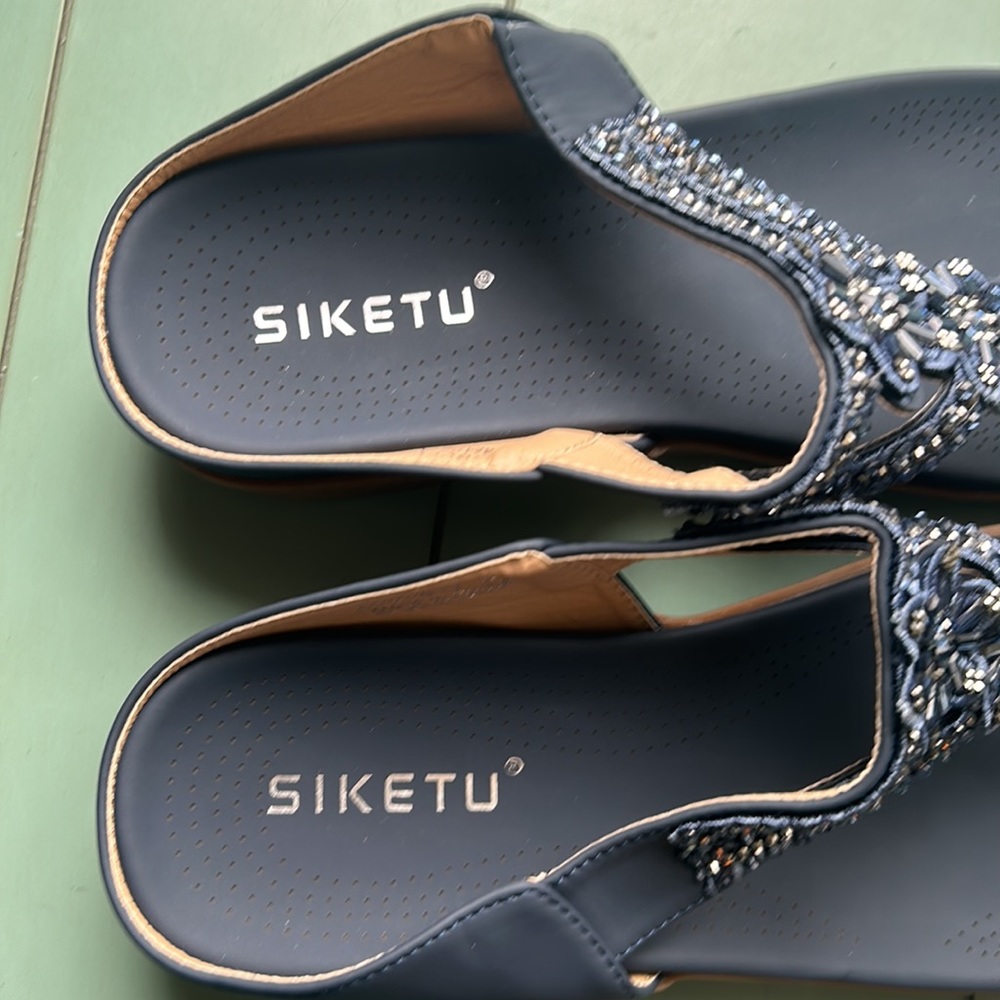 NWOT Siketu Sandals/Flip Flops Sz 8.5 - Picture 2 of 12